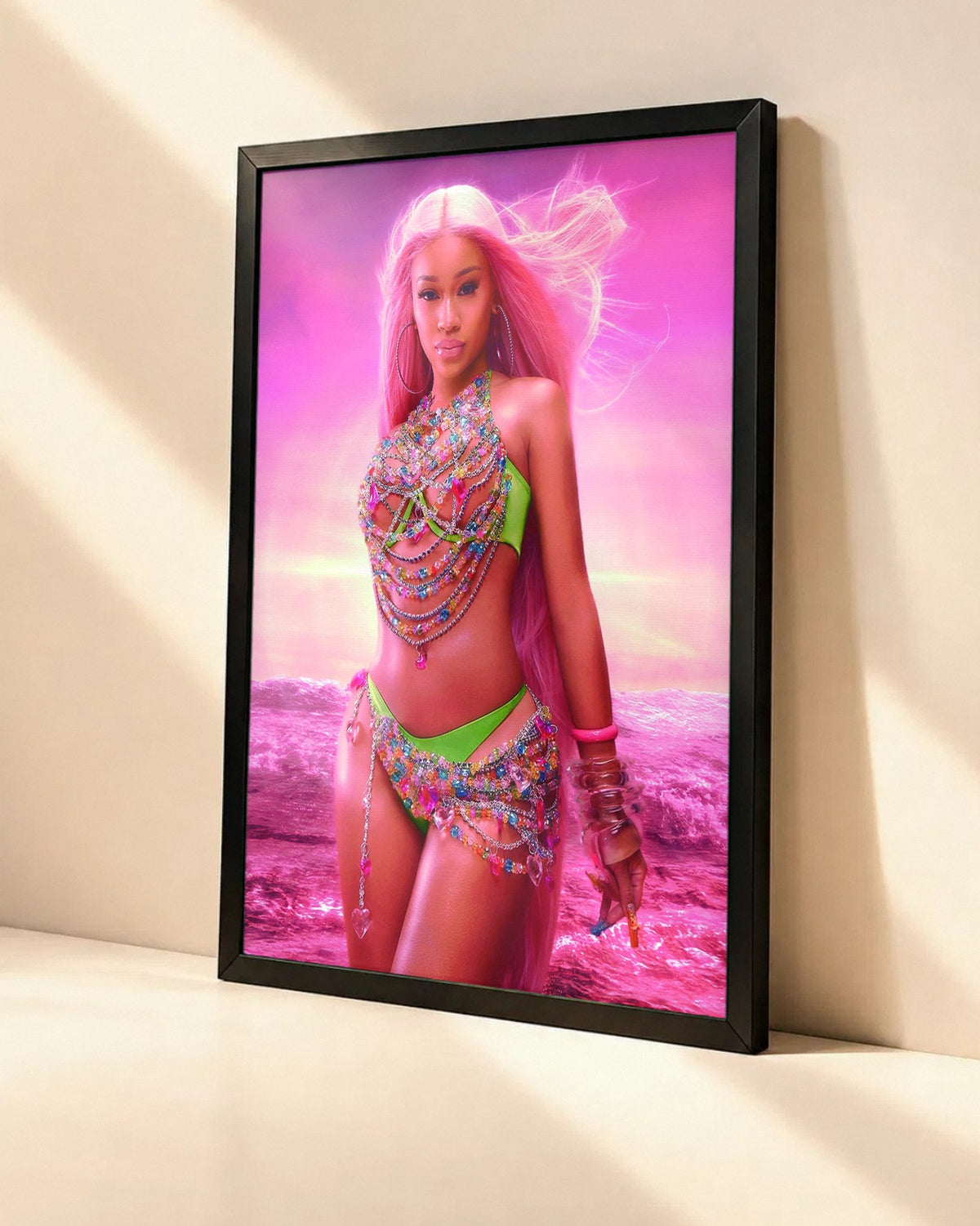 Poster Saweetie – Pink dans un cadre noir, vue en angle