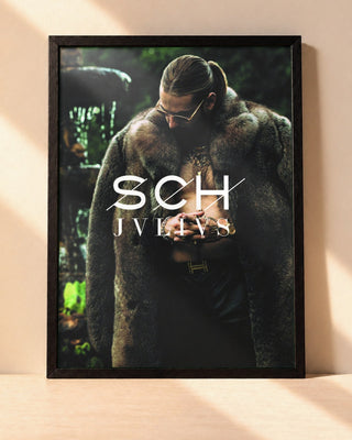 Poster SCH – Jvlivs encadré dans un cadre noir, posé contre un mur clair