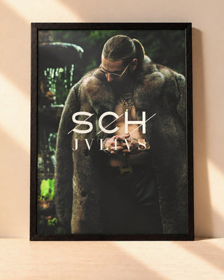 Poster SCH – Jvlivs encadré dans un cadre noir, posé contre un mur clair