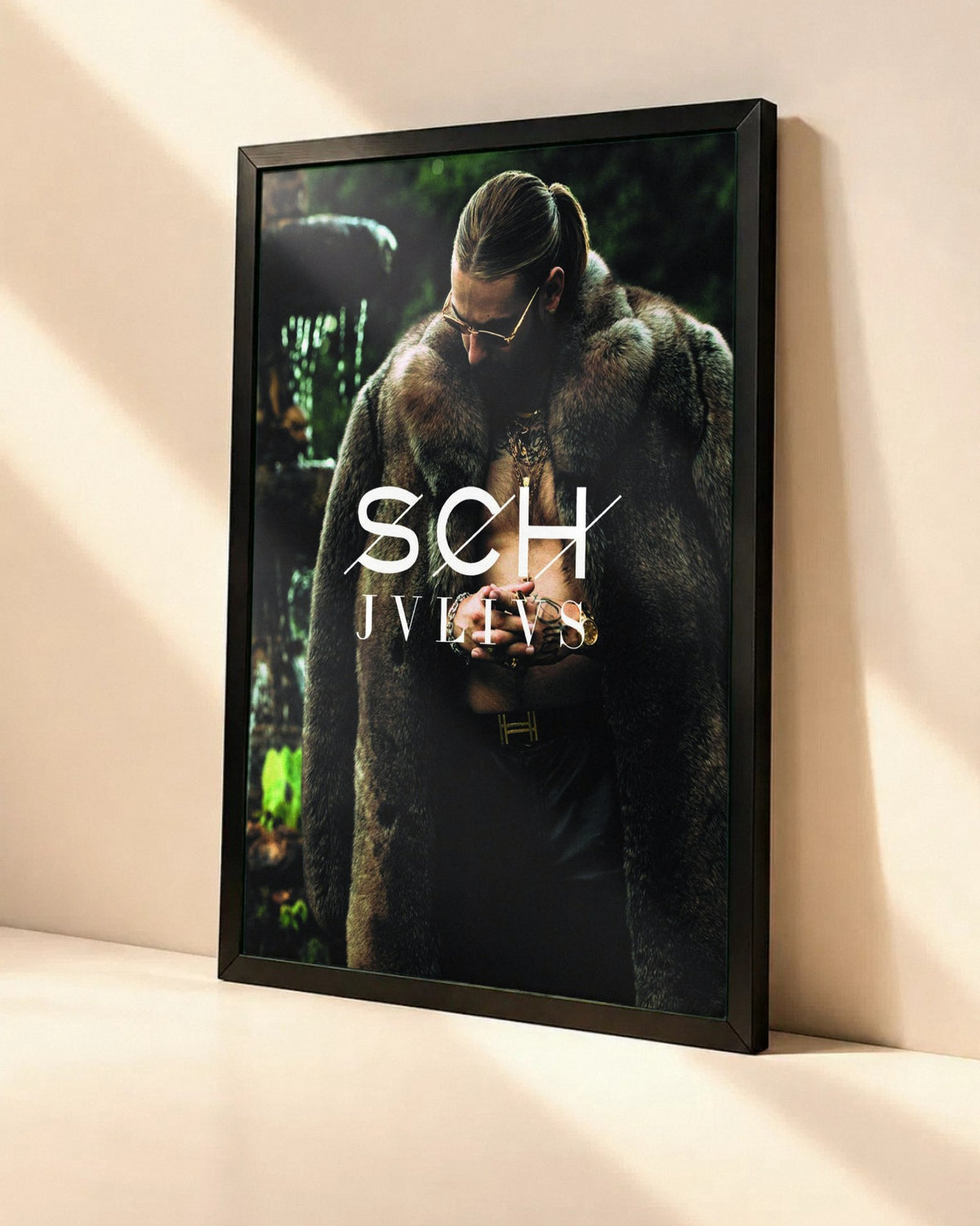 Poster SCH – Jvlivs dans un cadre noir, vue en angle