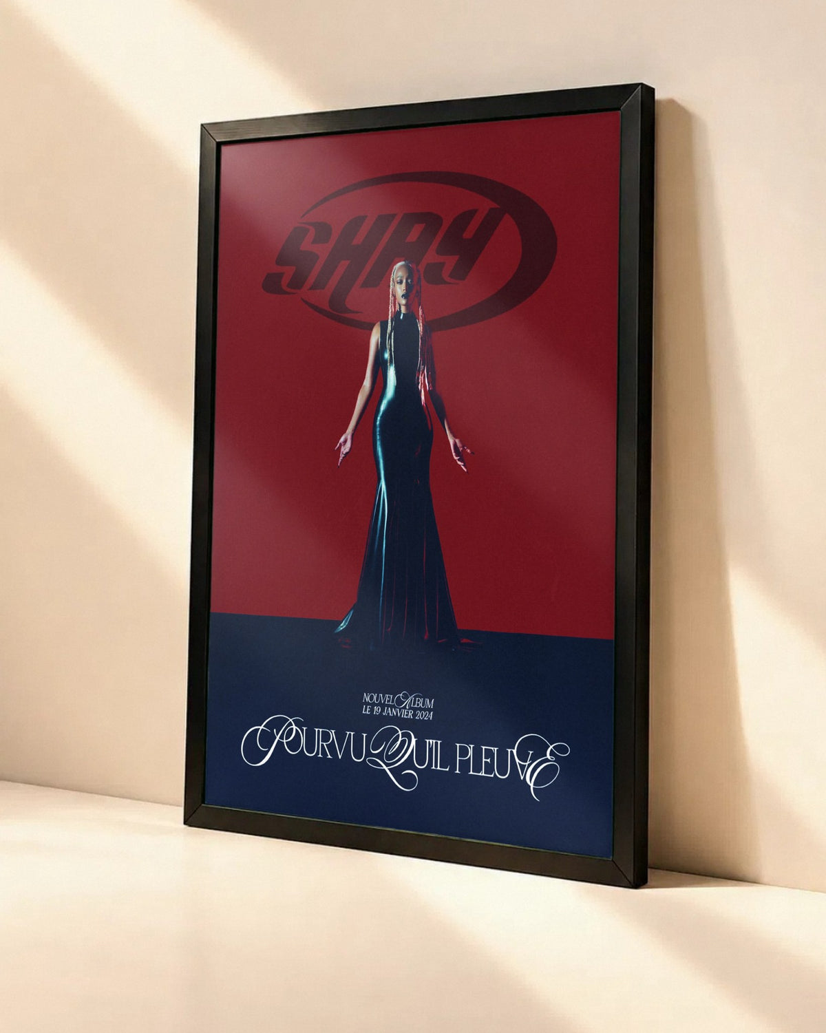 Poster Shay – Pourvu Qu'il Pleuve dans un cadre noir, vue en angle