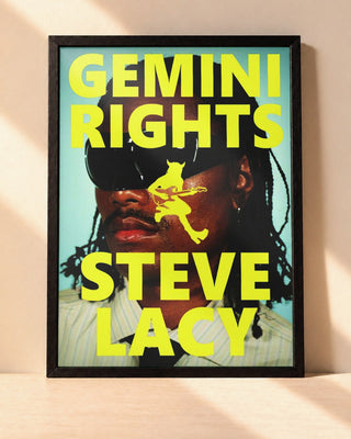 Poster Steve Lacy – Gemini Rights encadré dans un cadre noir, posé contre un mur clair