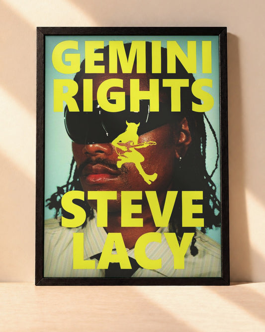 Poster Steve Lacy – Gemini Rights encadré dans un cadre noir, posé contre un mur clair