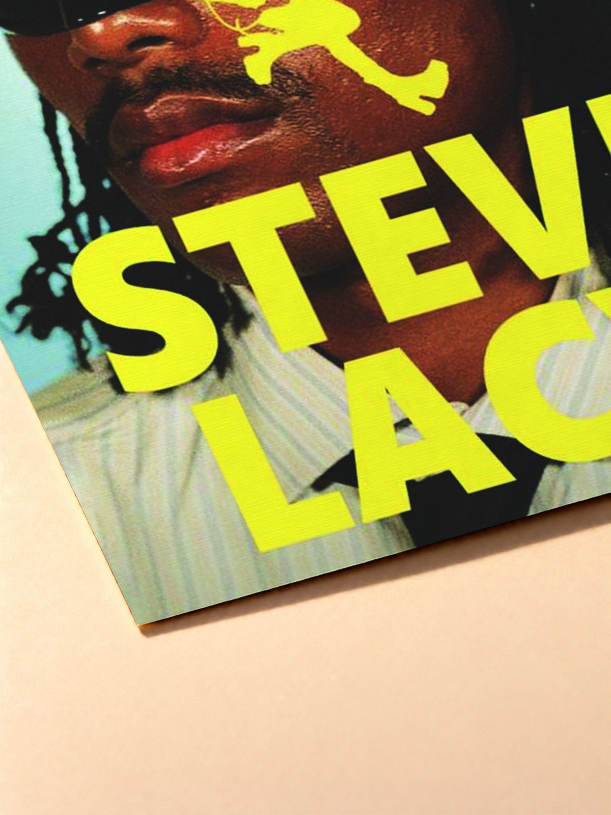 Gros plan sur l'impression du poster Steve Lacy – Gemini Rights