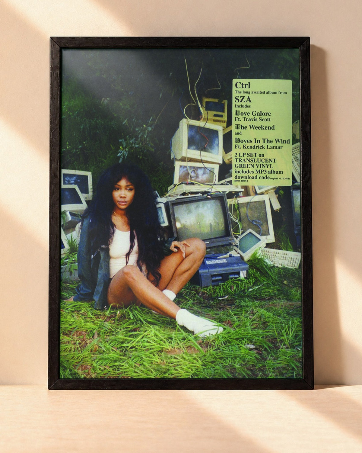 Poster SZA – Ctrl encadré dans un cadre noir, posé contre un mur clair