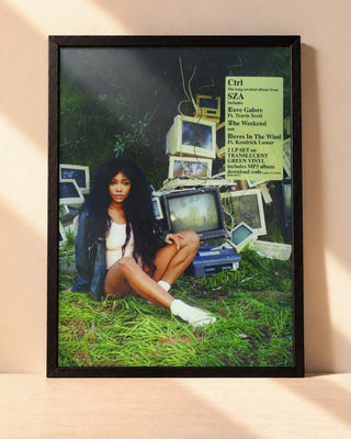 Poster SZA – Ctrl encadré dans un cadre noir, posé contre un mur clair
