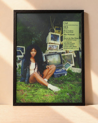 Poster SZA – Ctrl encadré dans un cadre noir, posé contre un mur clair