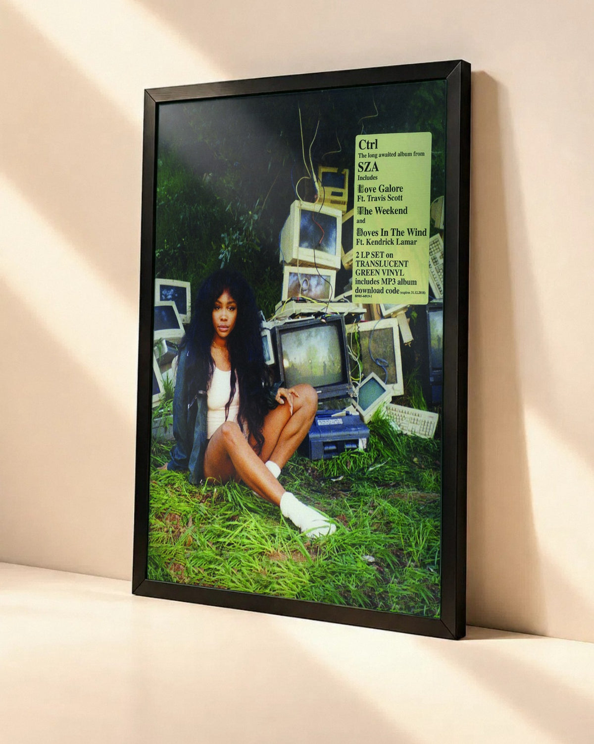 Poster SZA – Ctrl dans un cadre noir, vue en angle