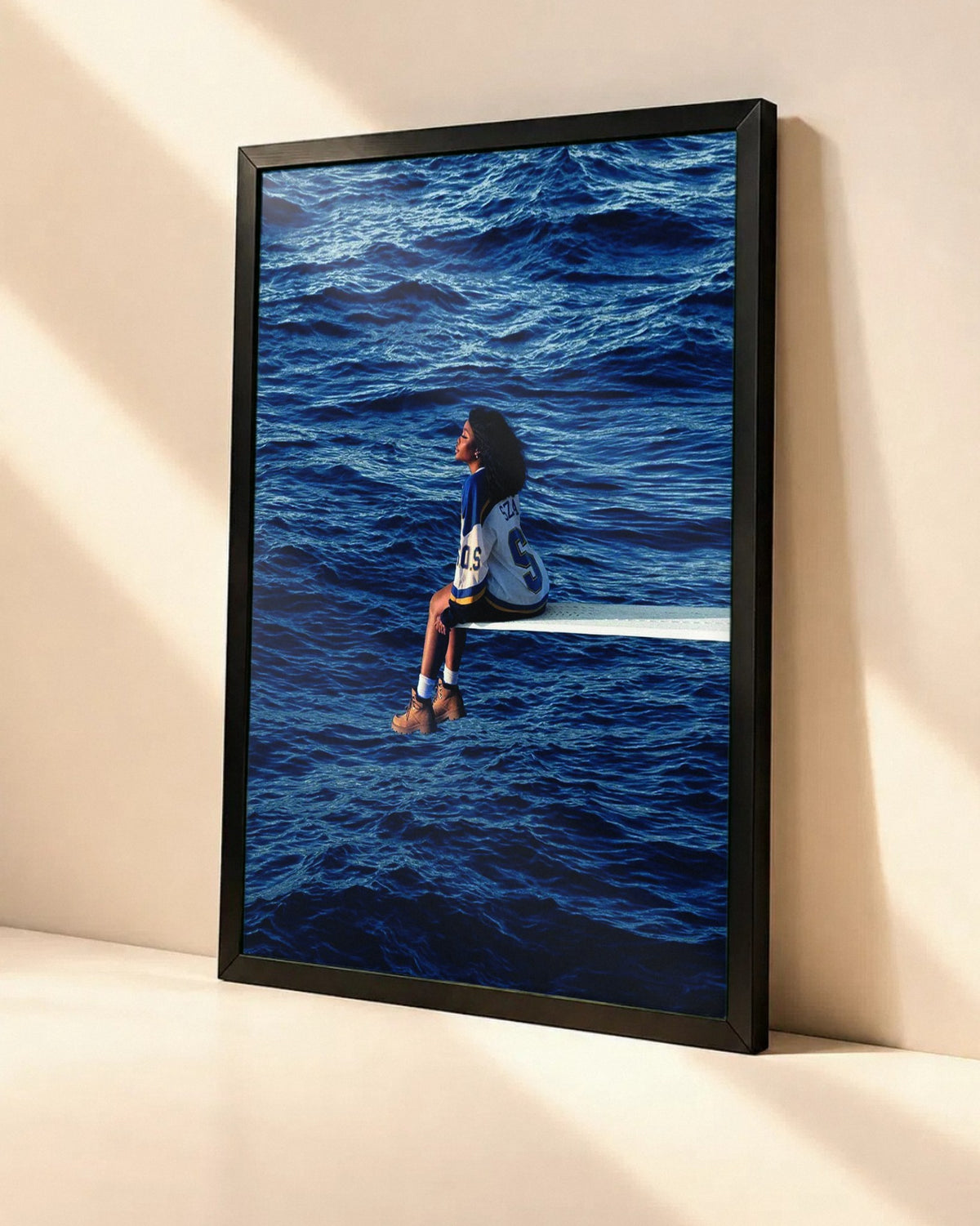 Poster SZA – SOS dans un cadre noir, vue en angle