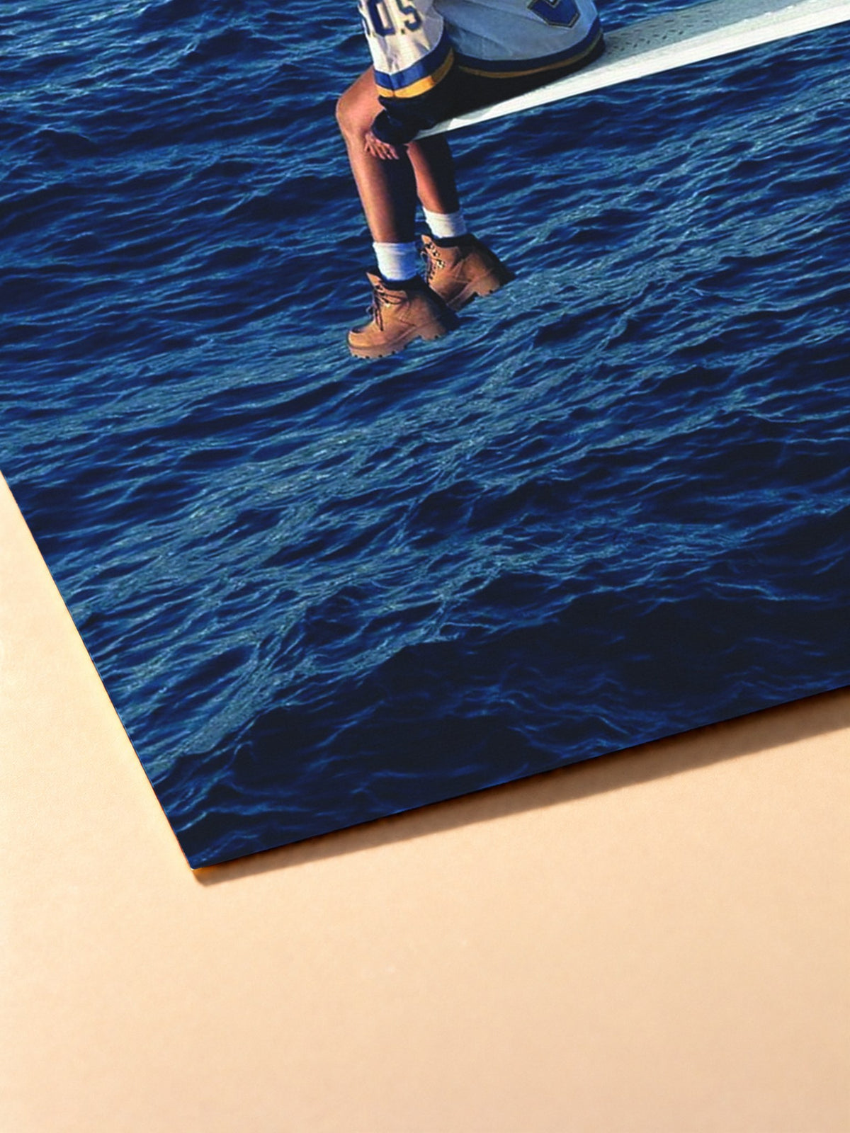 Gros plan sur l'impression du poster SZA – SOS