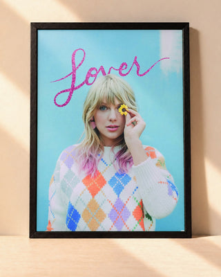 Poster Taylor Swift – Lover encadré dans un cadre noir, posé contre un mur clair