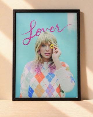Poster Taylor Swift – Lover encadré dans un cadre noir, posé contre un mur clair