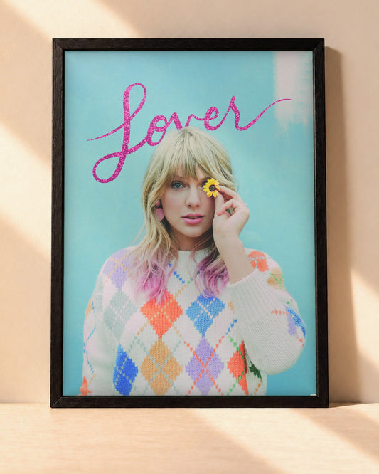 Poster Taylor Swift – Lover encadré dans un cadre noir, posé contre un mur clair
