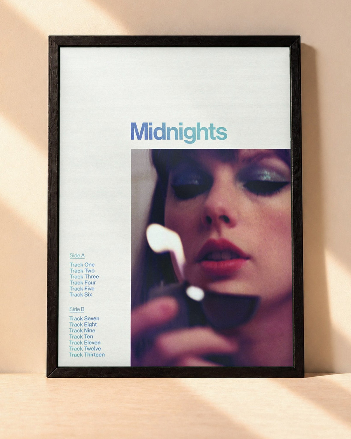 Poster Taylor Swift – Midnights encadré dans un cadre noir, posé contre un mur clair