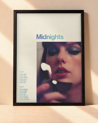 Poster Taylor Swift – Midnights encadré dans un cadre noir, posé contre un mur clair