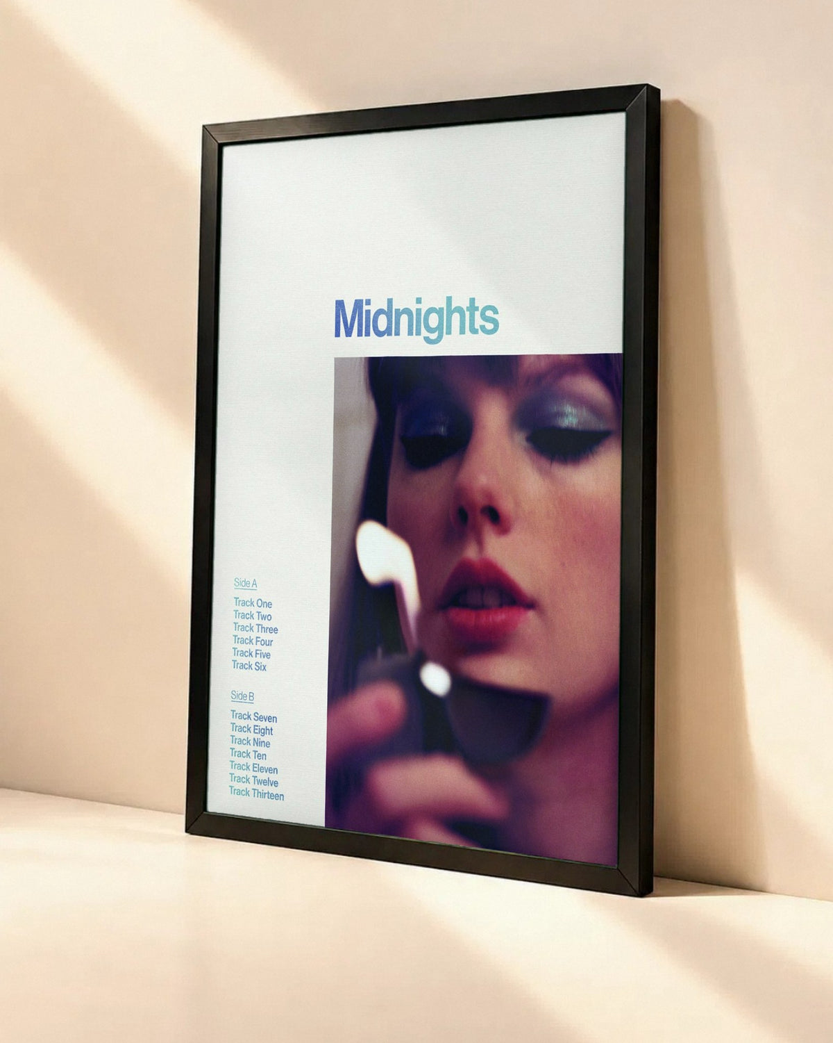 Poster Taylor Swift – Midnights dans un cadre noir, vue en angle