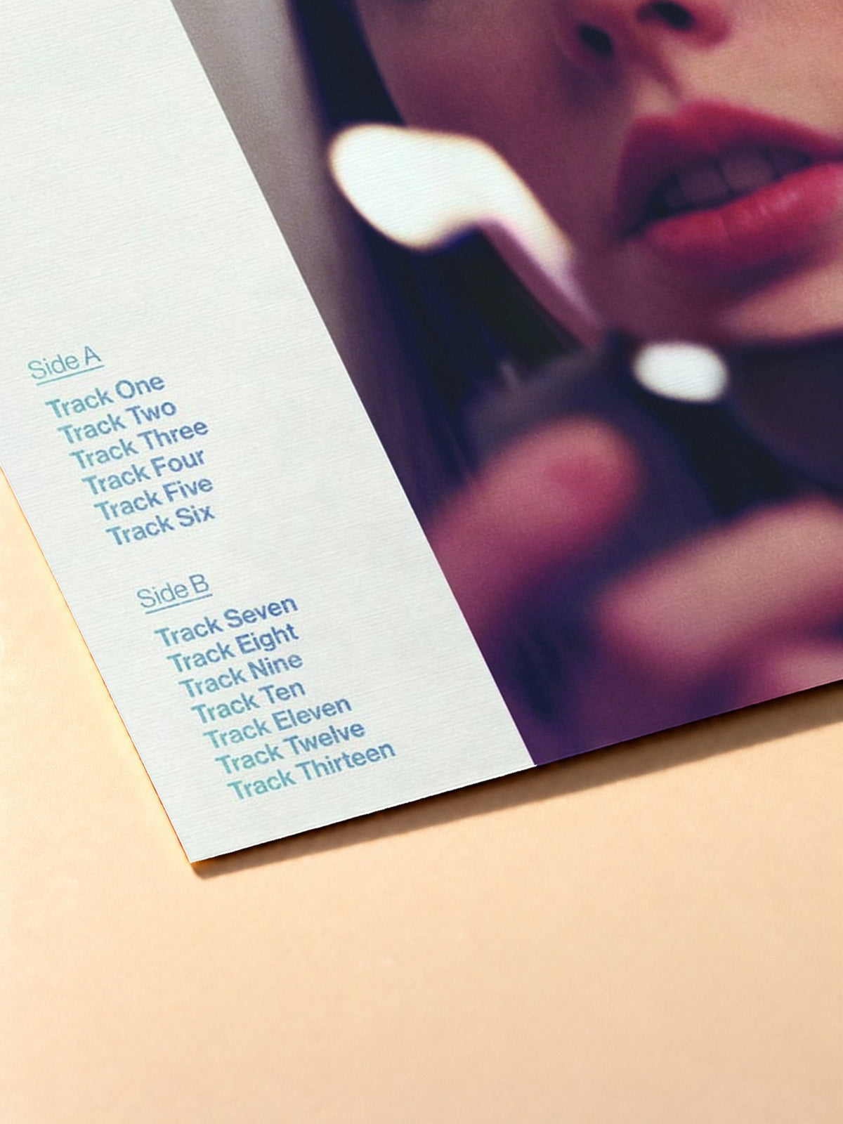Gros plan sur l'impression du poster Taylor Swift – Midnights