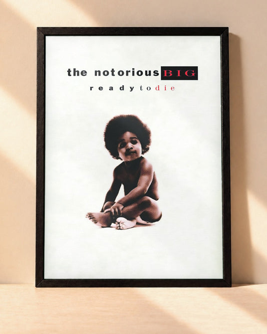 Poster The Notorious B.I.G. – Ready To Die encadré dans un cadre noir, posé contre un mur clair