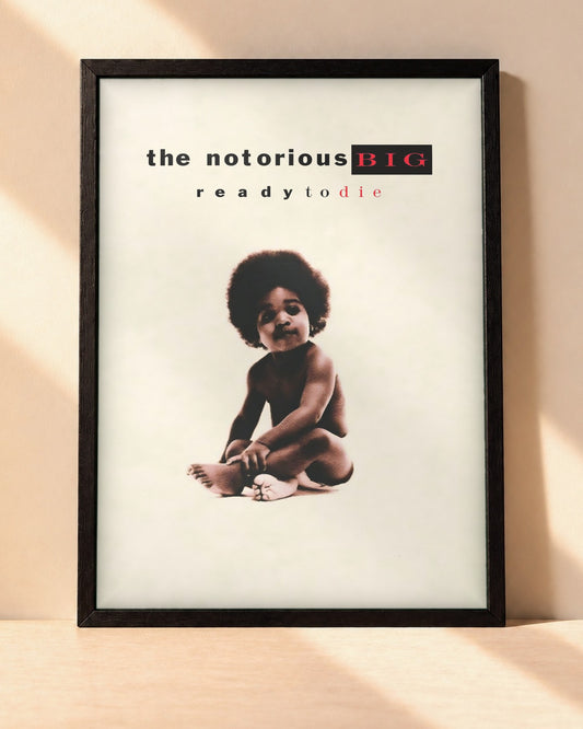 Poster The Notorious B.I.G. – Ready To Die encadré dans un cadre noir, posé contre un mur clair