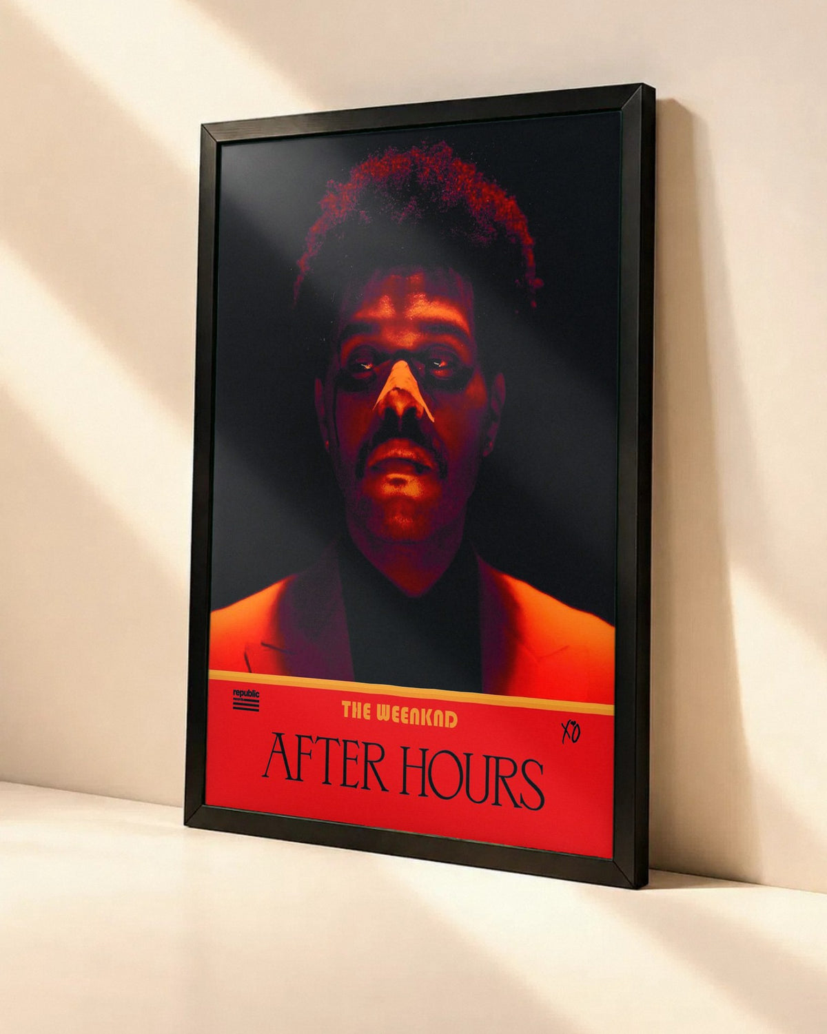 Poster The Weeknd – After Hours dans un cadre noir, vue en angle