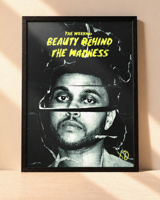 Poster The Weeknd – Beauty Behind The Madness encadré dans un cadre noir, posé contre un mur clair
