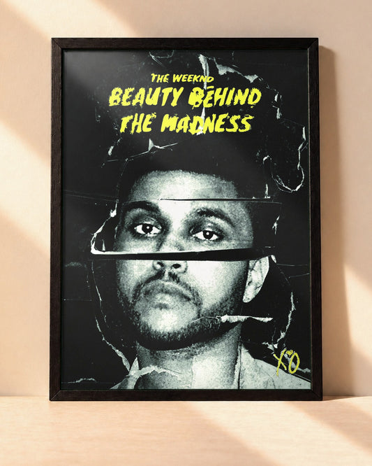 Poster The Weeknd – Beauty Behind The Madness encadré dans un cadre noir, posé contre un mur clair
