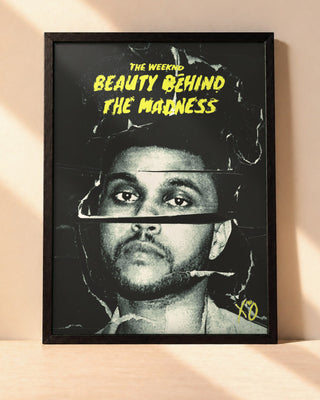 Poster The Weeknd – Beauty Behind The Madness encadré dans un cadre noir, posé contre un mur clair