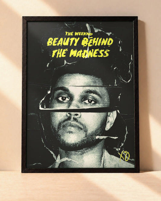 Poster The Weeknd – Beauty Behind The Madness encadré dans un cadre noir, posé contre un mur clair
