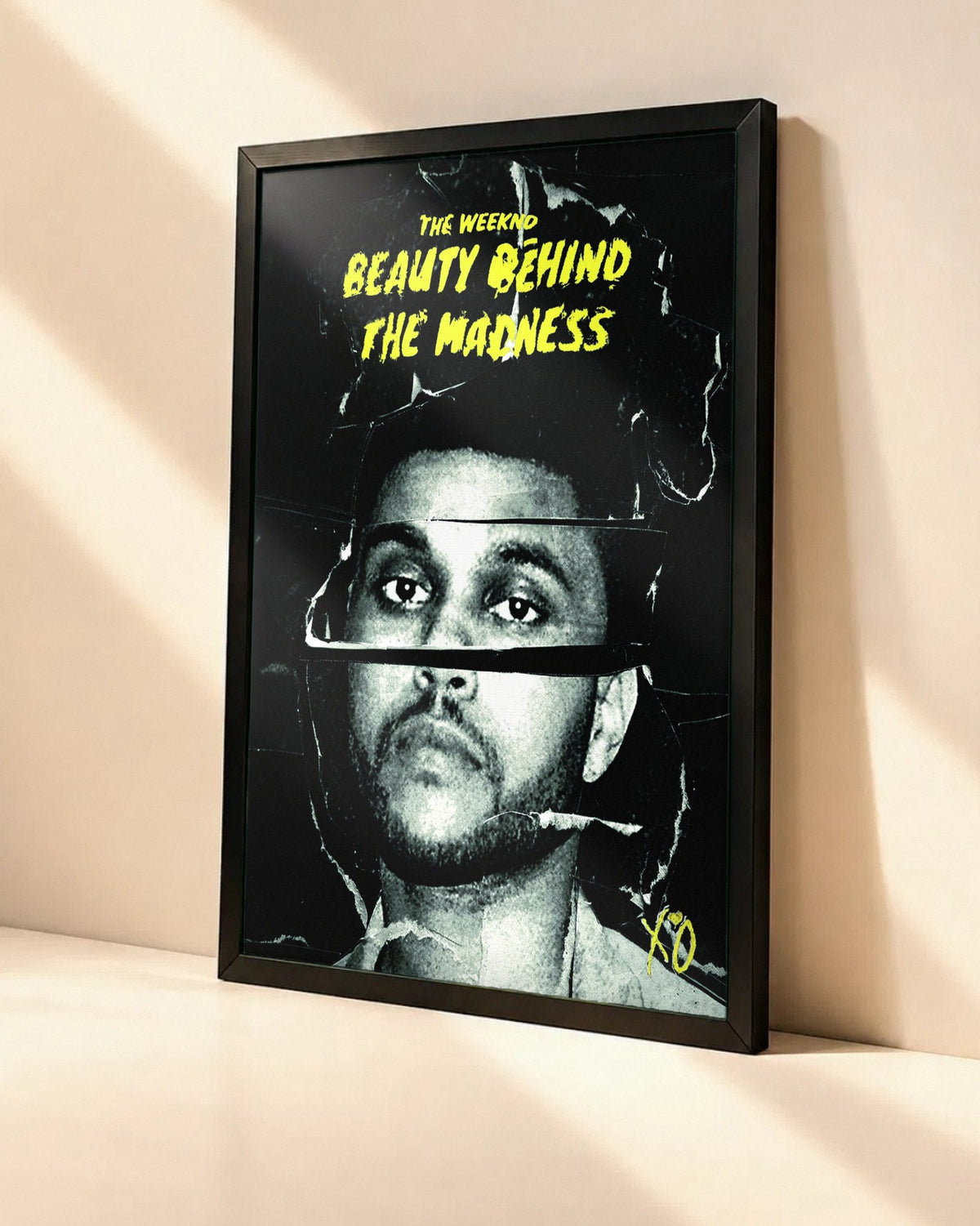 Poster The Weeknd – Beauty Behind The Madness dans un cadre noir, vue en angle