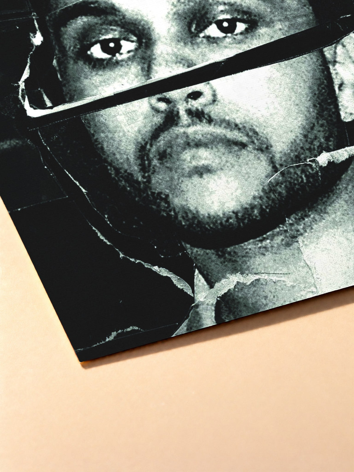 Gros plan sur l'impression du poster The Weeknd – Beauty Behind The Madness