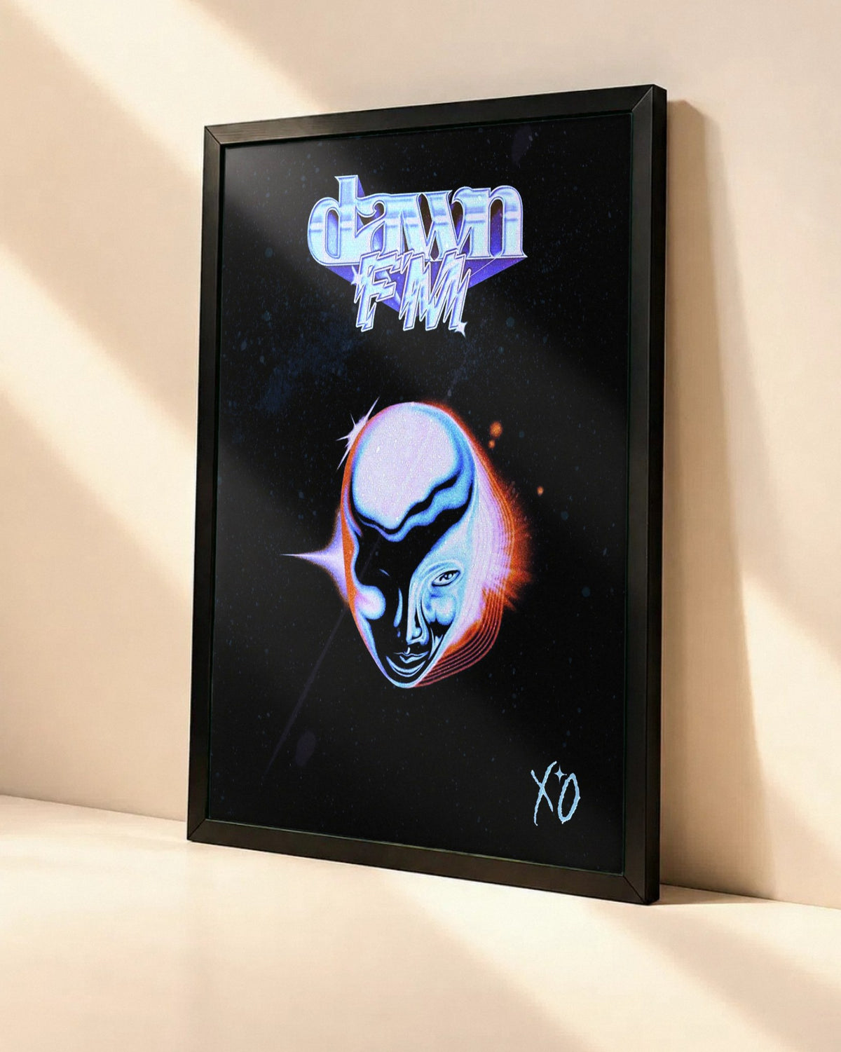 Poster The Weeknd – Dawn FM dans un cadre noir, vue en angle