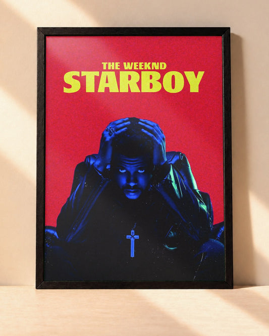 Poster The Weeknd – Starboy encadré dans un cadre noir, posé contre un mur clair