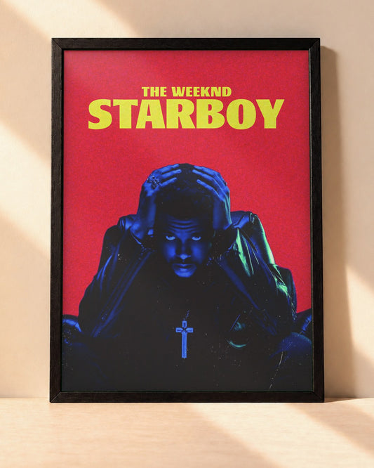 Poster The Weeknd – Starboy encadré dans un cadre noir, posé contre un mur clair