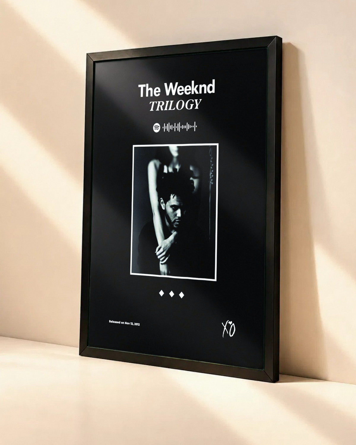 Poster The Weeknd – Trilogy dans un cadre noir, vue en angle