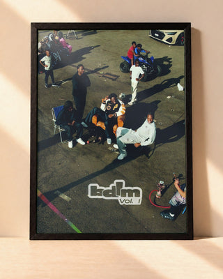 Poster Tiakola – Bdlm vol1 encadré dans un cadre noir, posé contre un mur clair