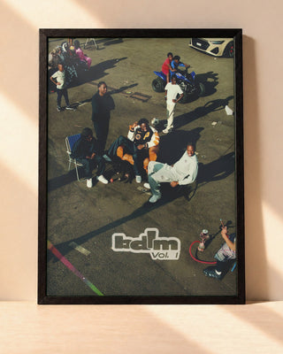 Poster Tiakola – Bdlm vol1 encadré dans un cadre noir, posé contre un mur clair