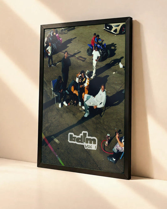 Poster Tiakola – Bdlm vol1 dans un cadre noir, vue en angle