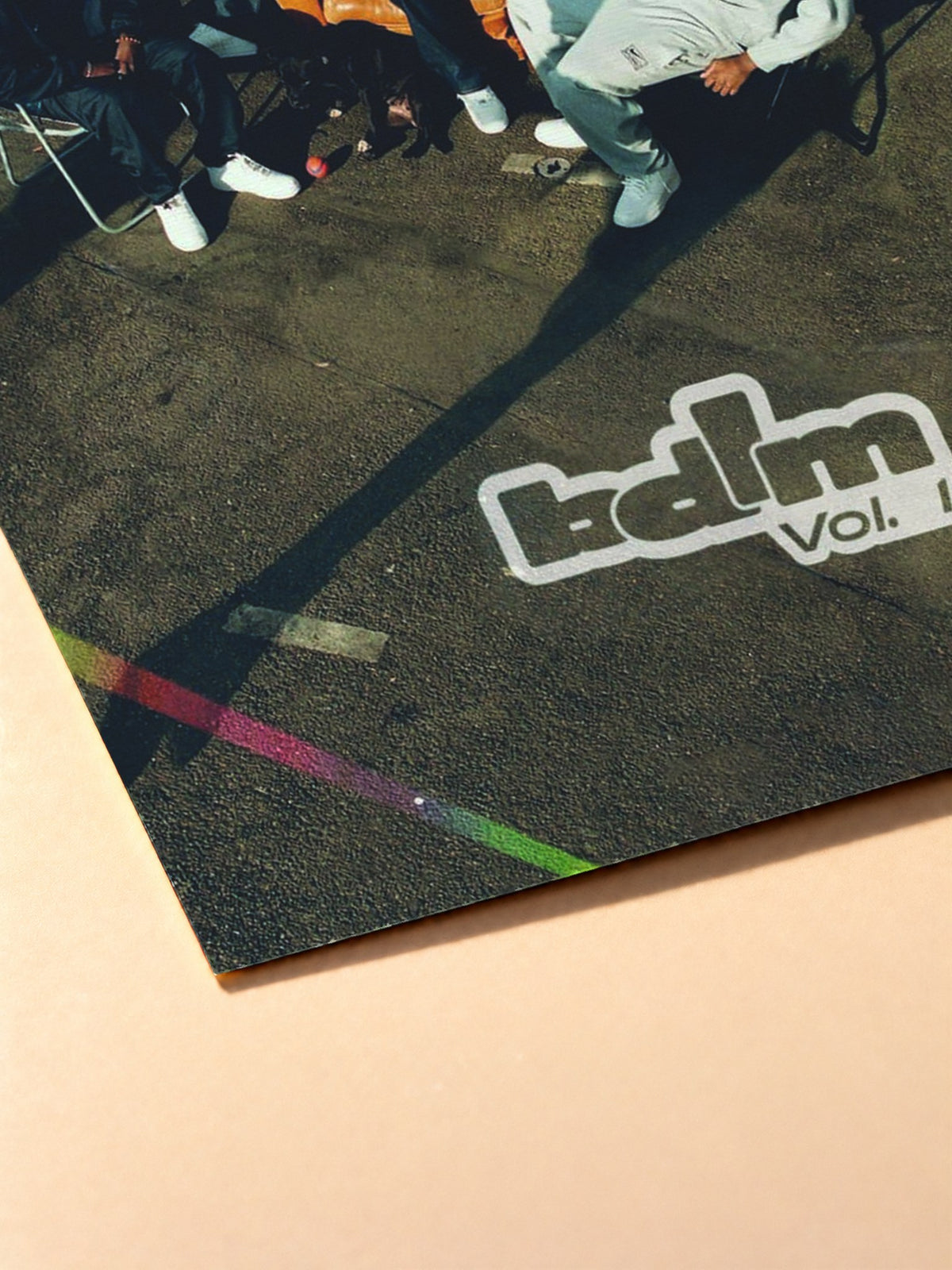 Gros plan sur l'impression du poster Tiakola – Bdlm vol1