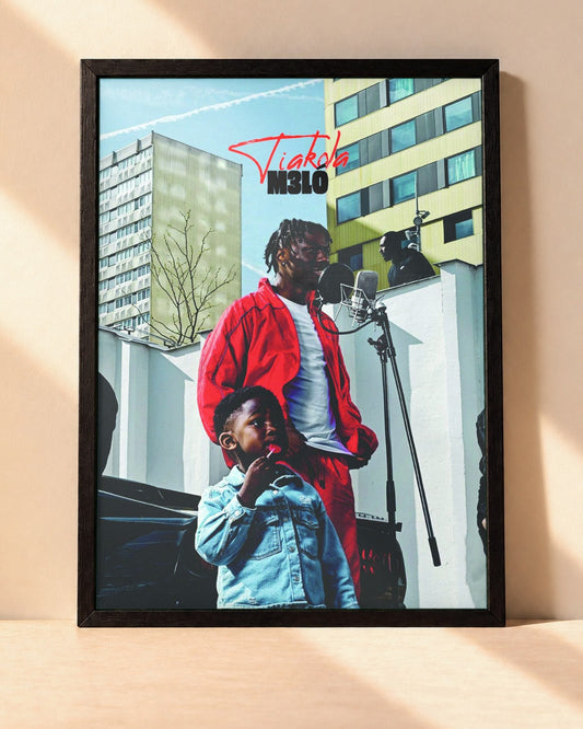 Poster Tiakola – Mélo encadré dans un cadre noir, posé contre un mur clair