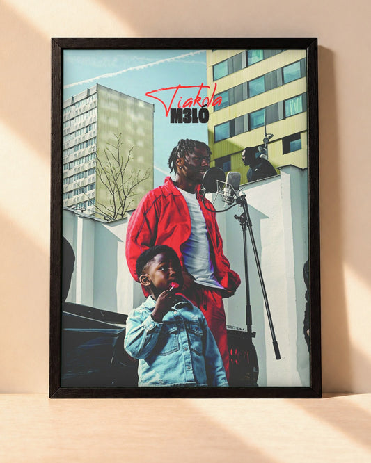 Poster Tiakola – Mélo encadré dans un cadre noir, posé contre un mur clair