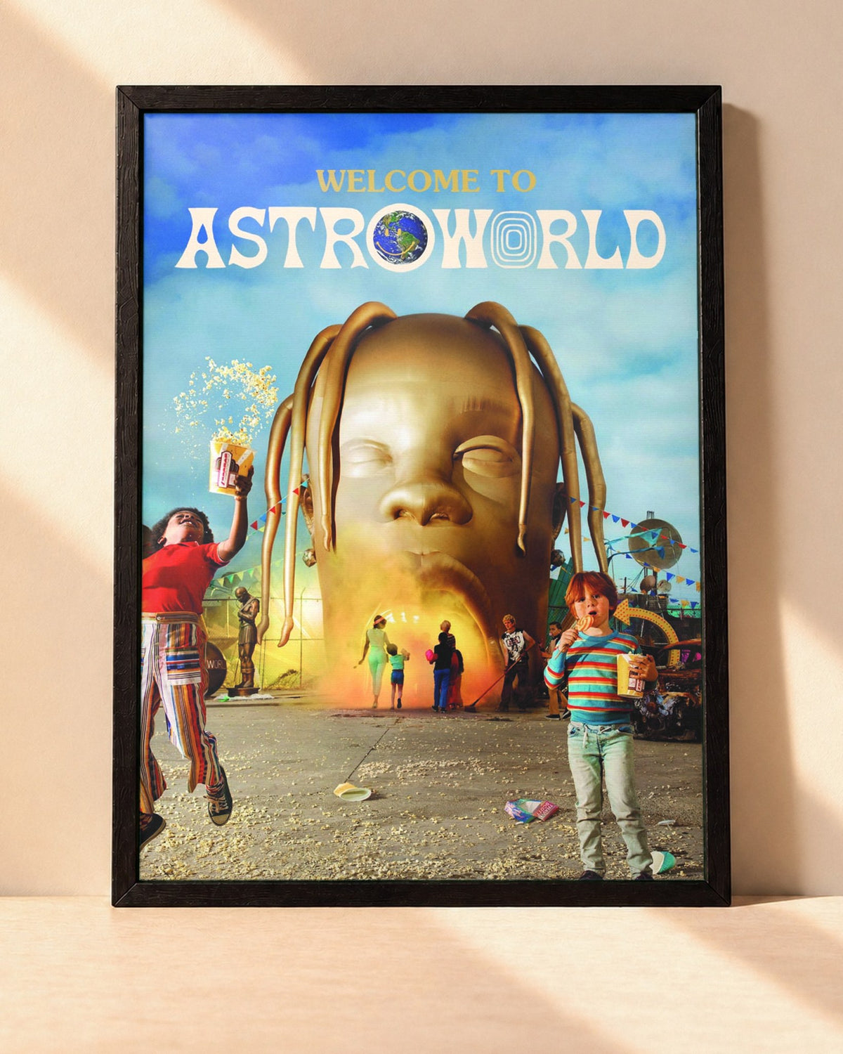 Poster Travis Scott – Astroworld encadré dans un cadre noir, posé contre un mur clair