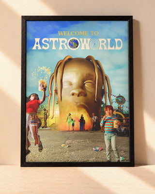 Poster Travis Scott – Astroworld encadré dans un cadre noir, posé contre un mur clair