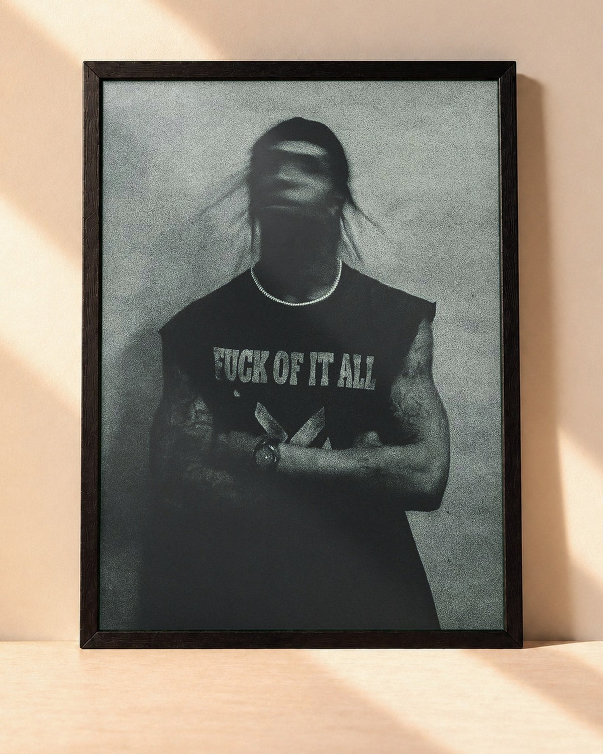 Poster Travis Scott – Fuck Of It All encadré dans un cadre noir, posé contre un mur clair