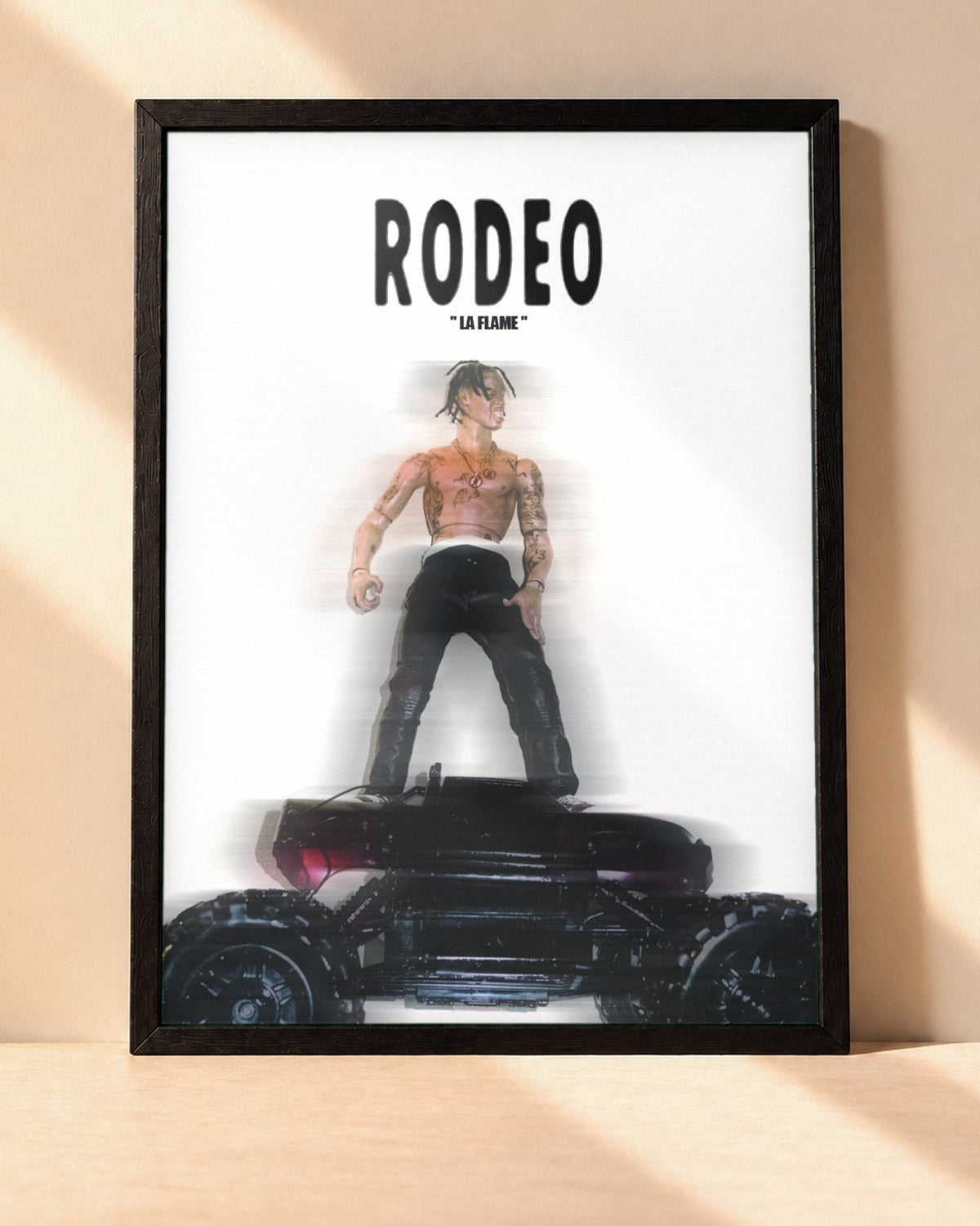 Poster Travis Scott – Rodeo encadré dans un cadre noir, posé contre un mur clair