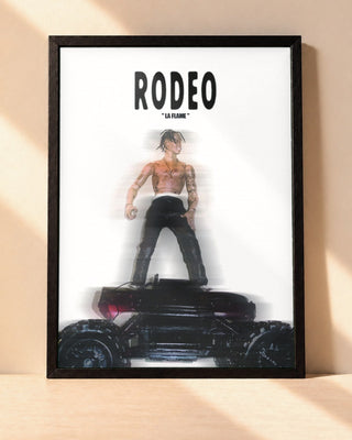 Poster Travis Scott – Rodeo encadré dans un cadre noir, posé contre un mur clair