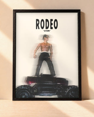Poster Travis Scott – Rodeo encadré dans un cadre noir, posé contre un mur clair