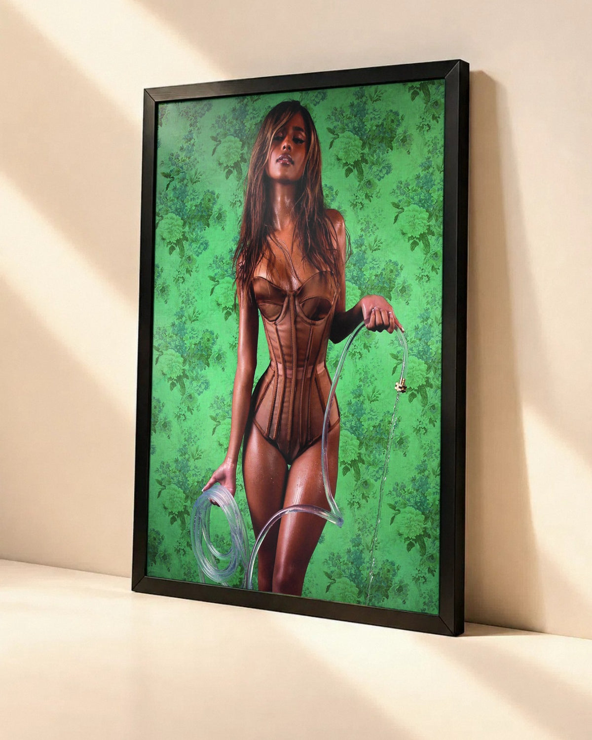 Poster Tyla – Tyla+ dans un cadre noir, vue en angle