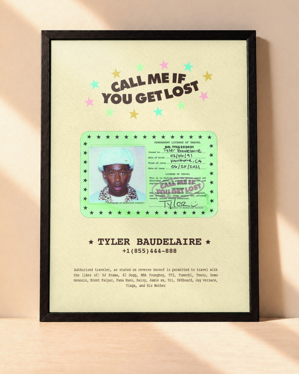 Poster Tyler, The Creator – Call Me If You Get Lost encadré dans un cadre noir, posé contre un mur clair