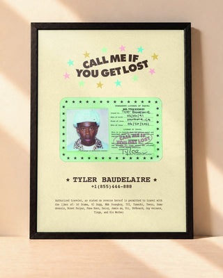 Poster Tyler, The Creator – Call Me If You Get Lost encadré dans un cadre noir, posé contre un mur clair