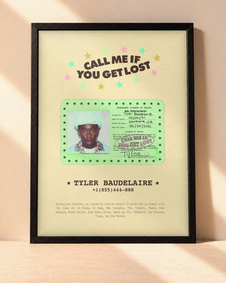 Poster Tyler, The Creator – Call Me If You Get Lost encadré dans un cadre noir, posé contre un mur clair